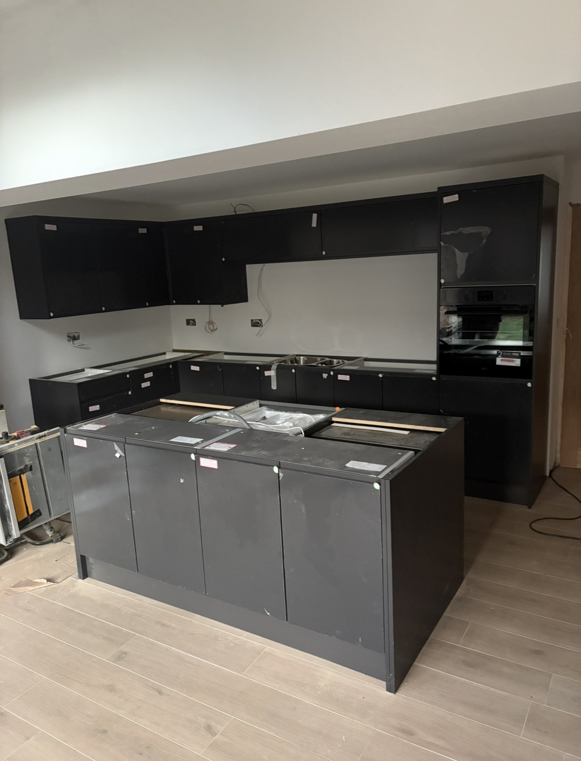 Modern matte black kitchen with island, mid-fit